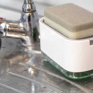 DRYBOX blanco con depósito transparente y esponja en el soporte junto al fregadero